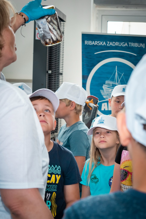 U Tribunju održana peta akcija čišćenja ribarske luke 'Zajedno smo jači' 