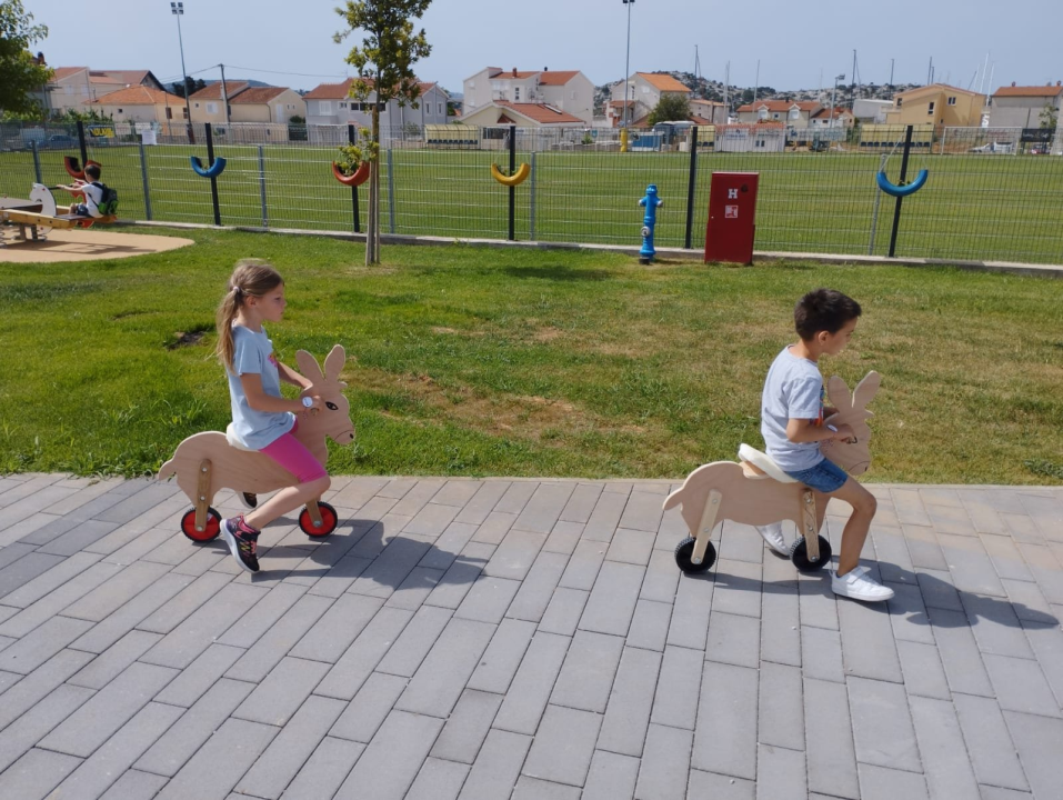 Tovarijada za djecu: Vrtiću Maslina u Tribunju u posjet došli prijatelji iz Benkovca i Trogira