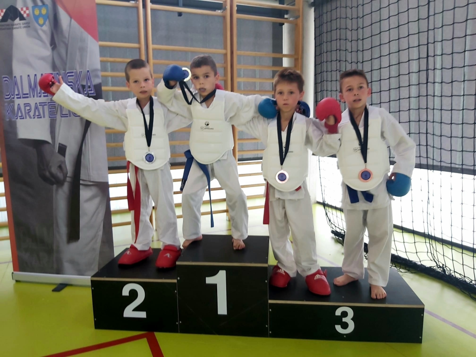 Čak 28 medalja za Karate klub Okit s drugog kola Dalmatinske lige u Splitu