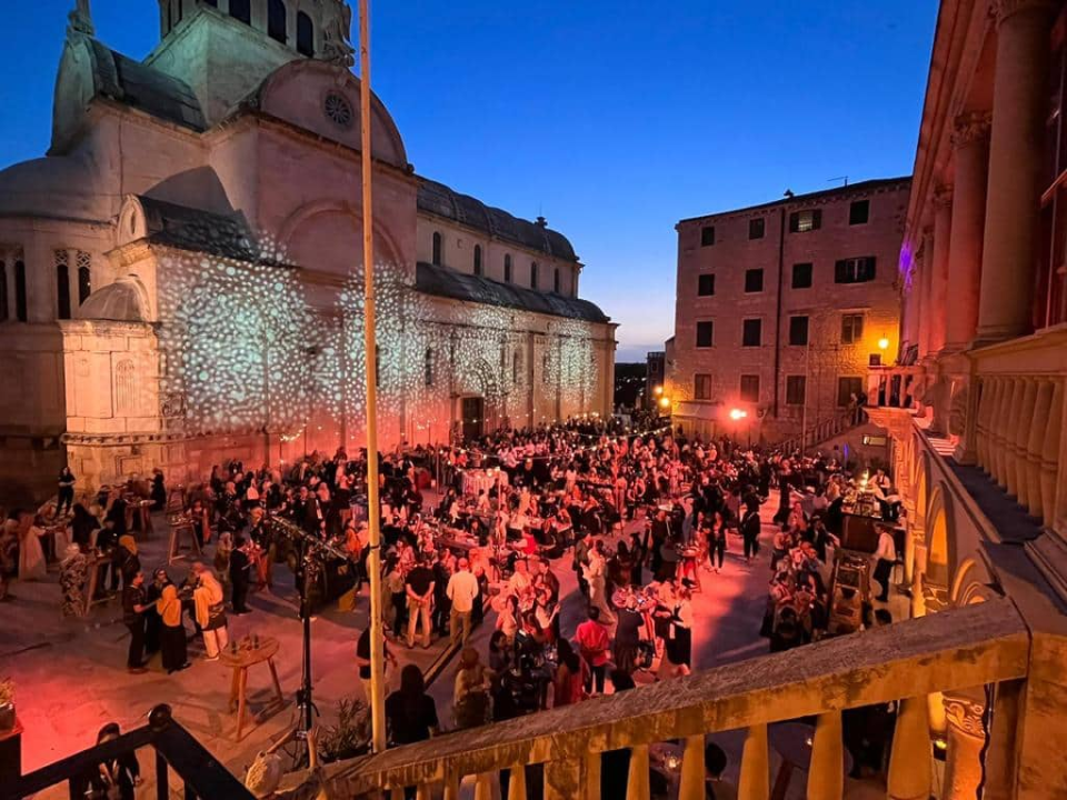 Na privatnoj zabavi ispred šibenske katedrale više stotina uzvanika, nastupila i Četiri tenora