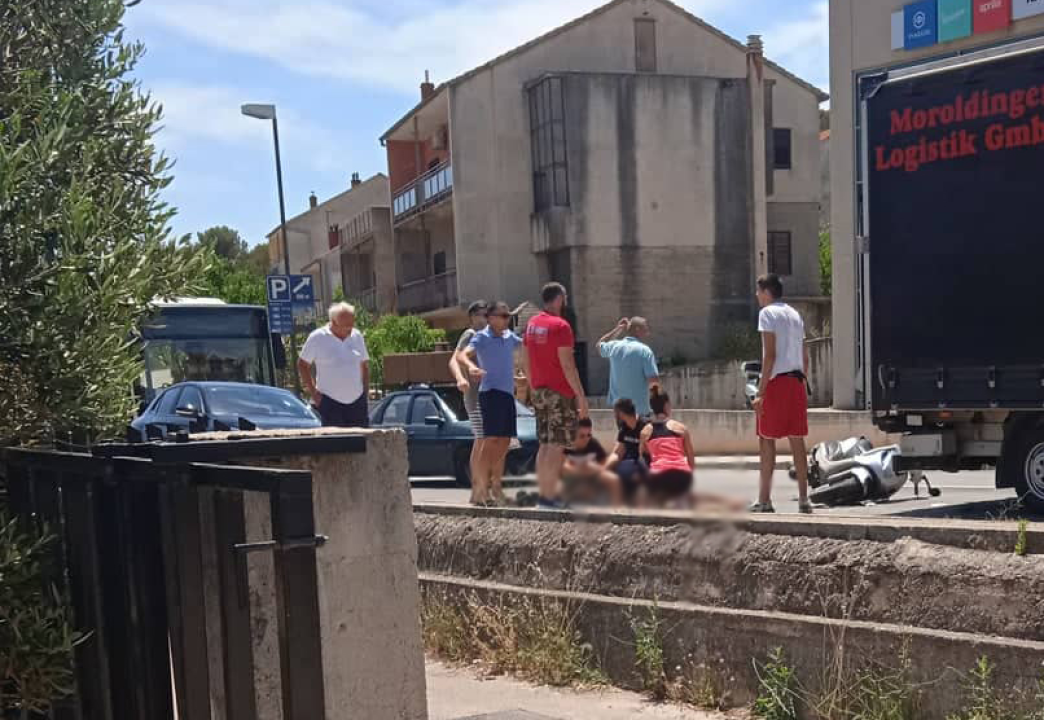 Motociklist naletio na kamion u Njivicama: Prevezen je u šibensku bolnicu 