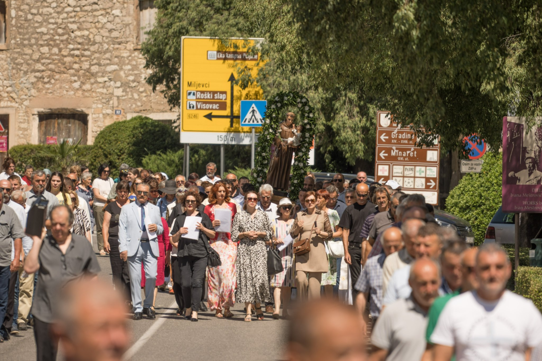 Velikom procesijom Drnišani proslavili blagdan sv. Ante