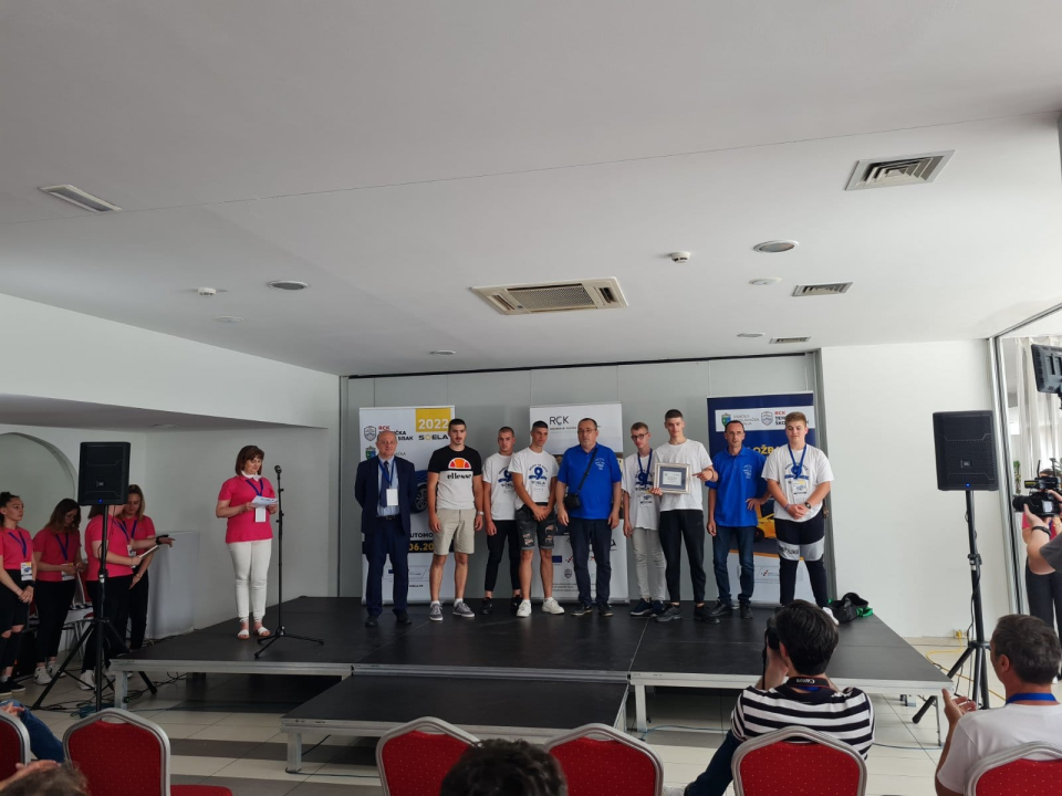 Kninski srednjoškolci osvojili drugo mjesto na utrci solarnih vozila u Sisku