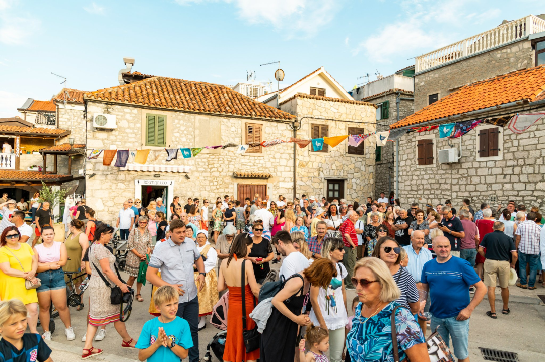 Na manifestaciji 'More na stolu' Tribunjci i njihovi gosti dobro se zabavili i fino pojeli