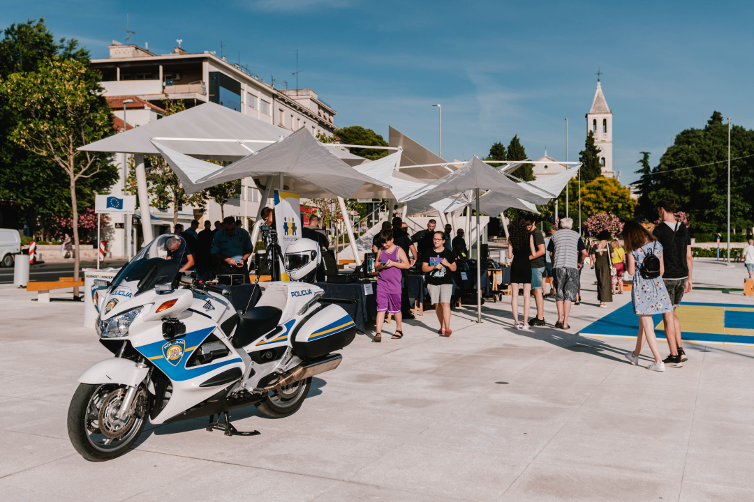 Dan otvorenih vrata Policije na Poljani: Najviše zanimanja za fotografiranje s vatrenim oružjem
