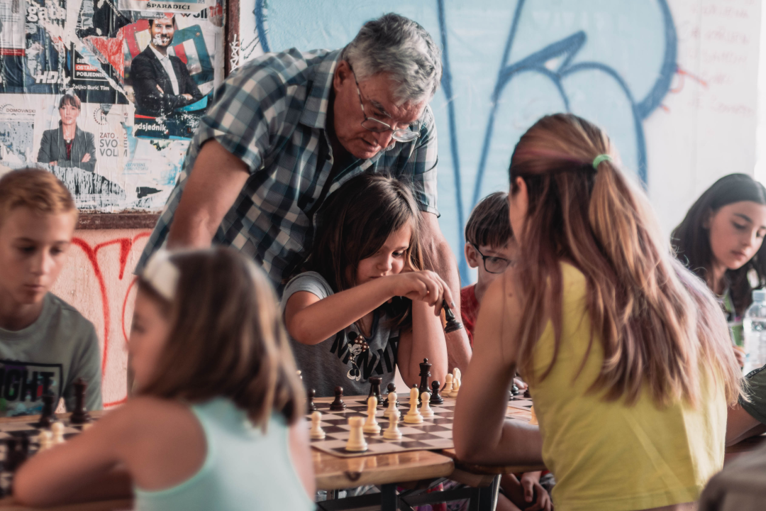 Jutarnji đir po MDF-u: Djeca uživaju u crtanju, šahu i debeloj hladovini