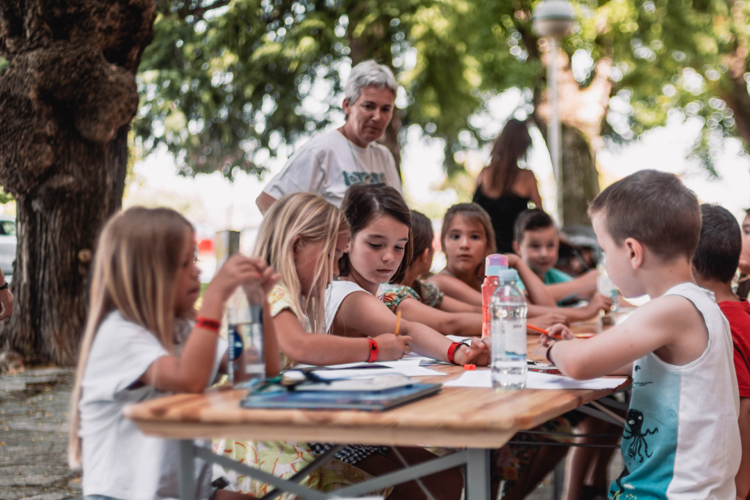 Jutarnji đir po MDF-u: Djeca uživaju u crtanju, šahu i debeloj hladovini