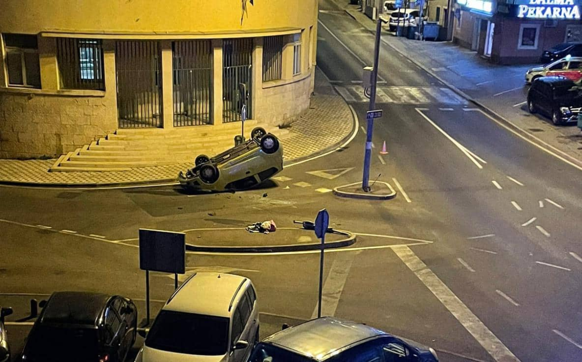 Vozačica noćas ispred Doma zdravlja autom udarila u otok i završila na krovu