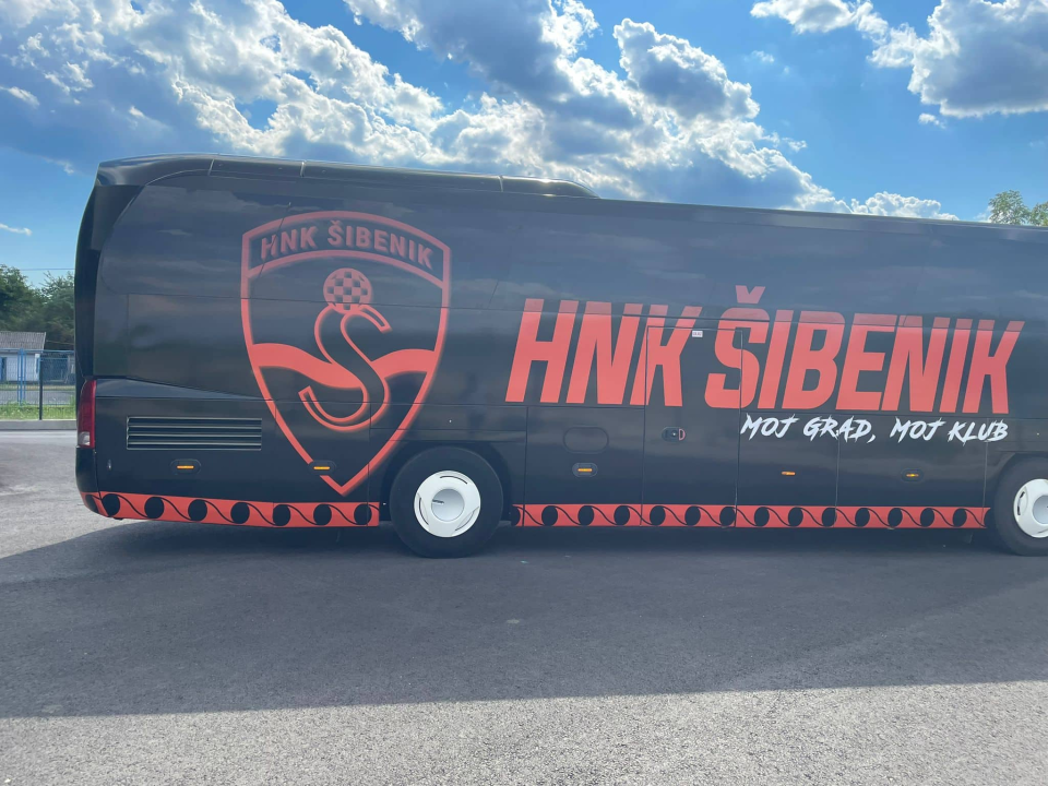 Crno-narančasta boja, lav, 'Moj grad, moj klub'... sve je to oslikano na klupskom busu HNK Šibenik 