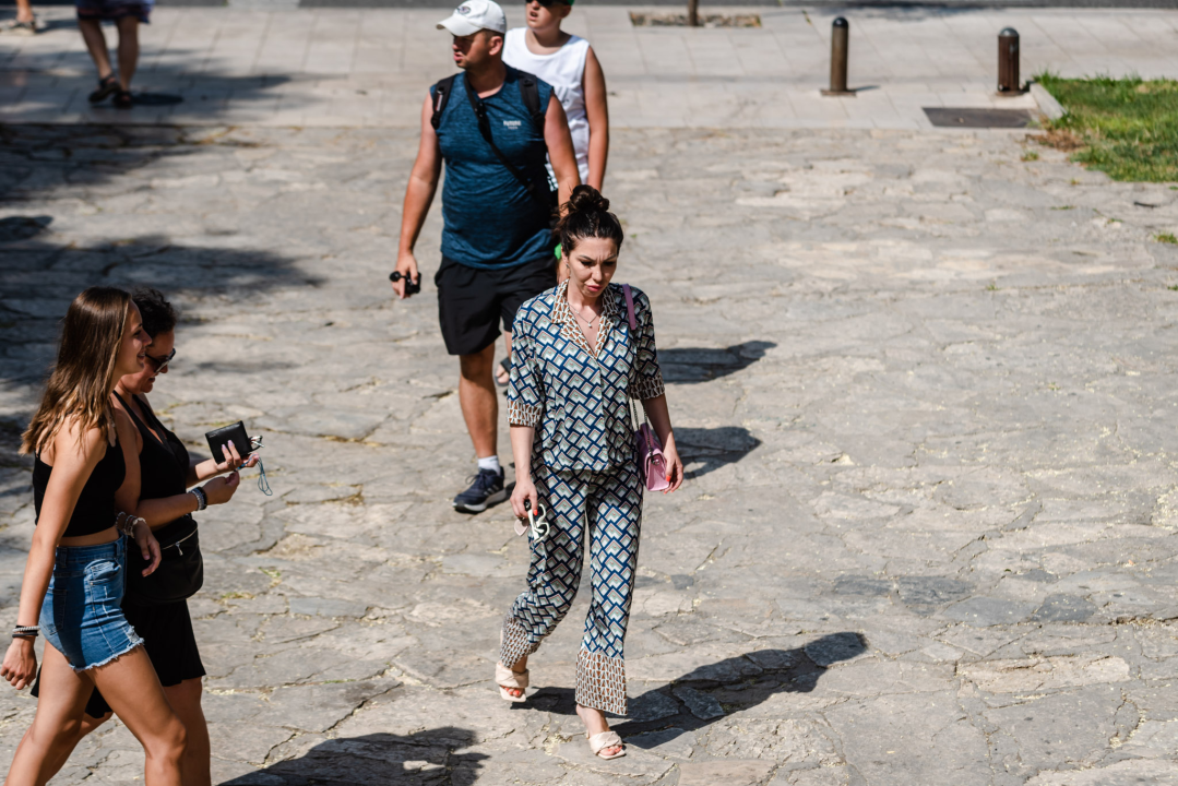 Ljeto u znaku šarenih uzoraka i lepršavih haljina: Provjerite koje trendseterice su nam upale u oko ovaj tjedan!