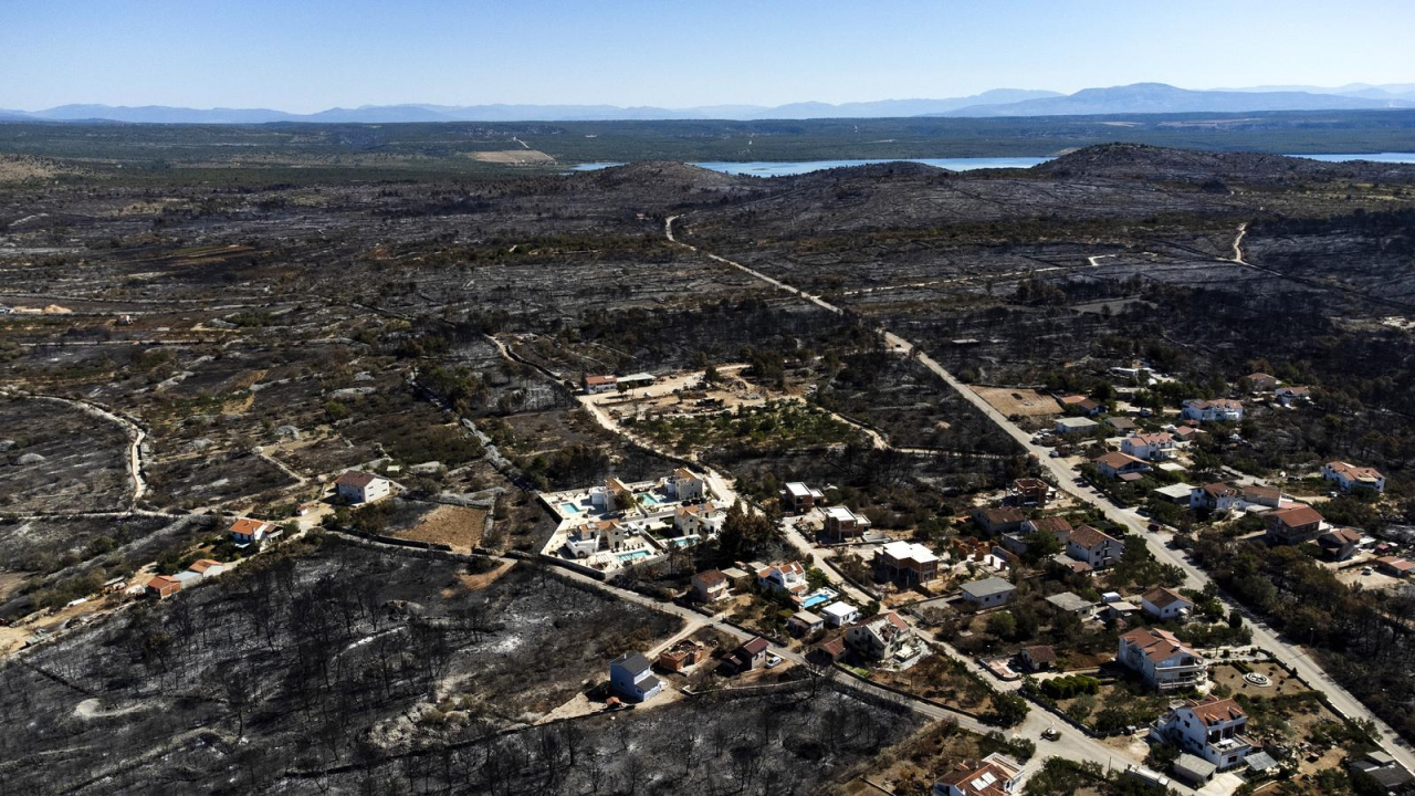 Dramatične snimke iz zraka pokazuju moć požara kod Zatona i Rasline