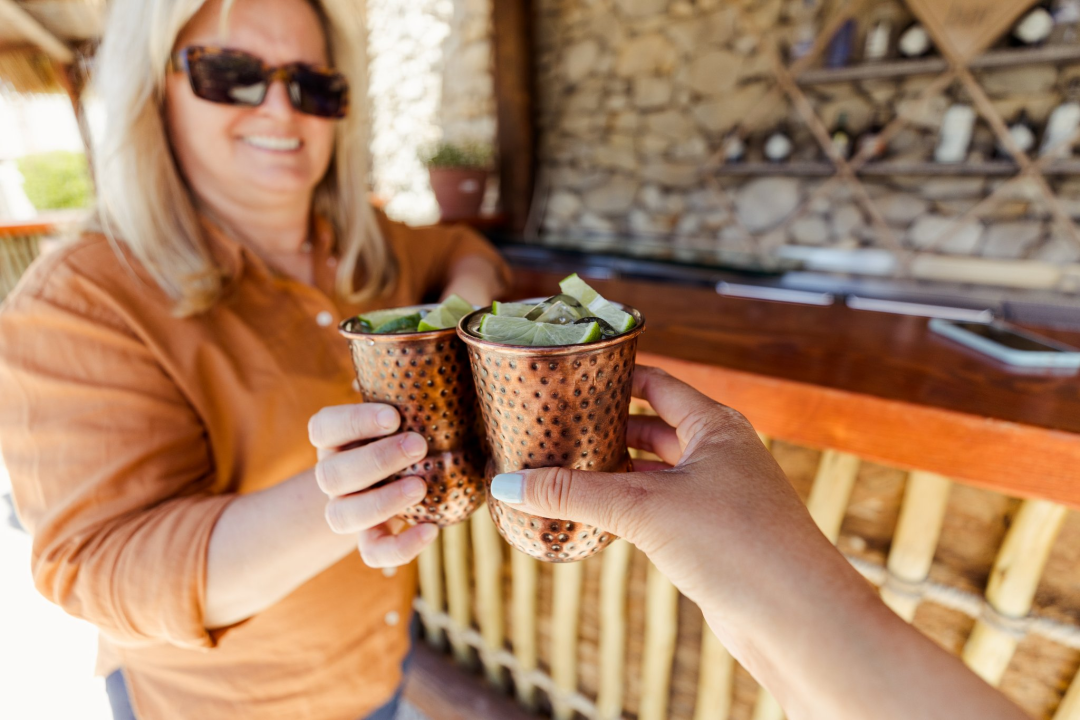 Zaigrajte odbojku na pijesku na plaži Banj, a predah potražite u Petrusu!