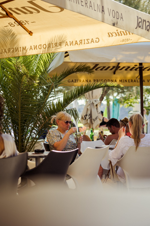Zaigrajte odbojku na pijesku na plaži Banj, a predah potražite u Petrusu!