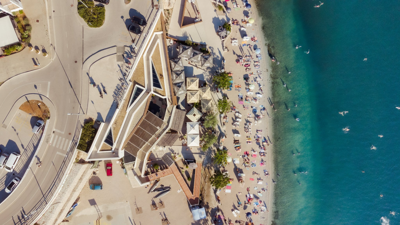 Zaigrajte odbojku na pijesku na plaži Banj, a predah potražite u Petrusu!