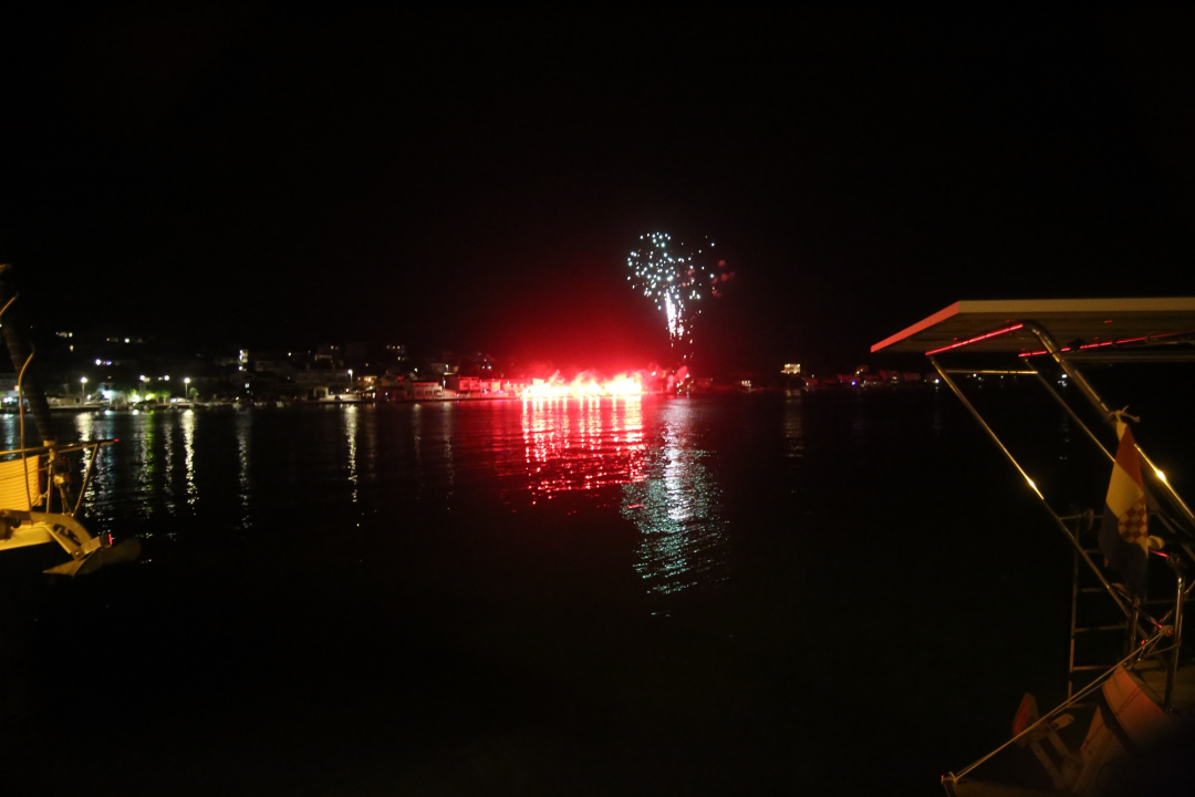 U Tisnom su Oluju proslavili s 27 bengalki i vatrometom 