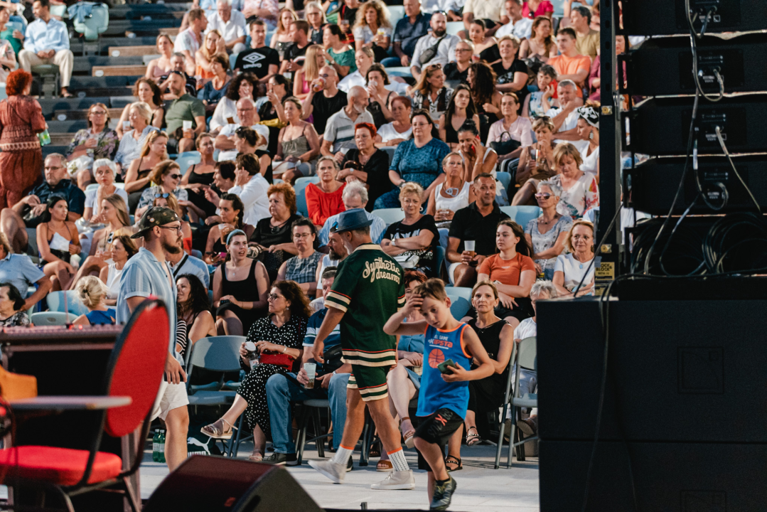 Bura, bura svuda oko nas. Osim oko Josipe koja je cijeli koncert sjedila na podu iza bubnja!