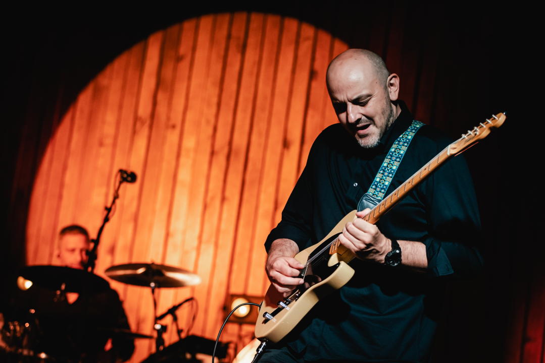 Bura, bura svuda oko nas. Osim oko Josipe koja je cijeli koncert sjedila na podu iza bubnja!