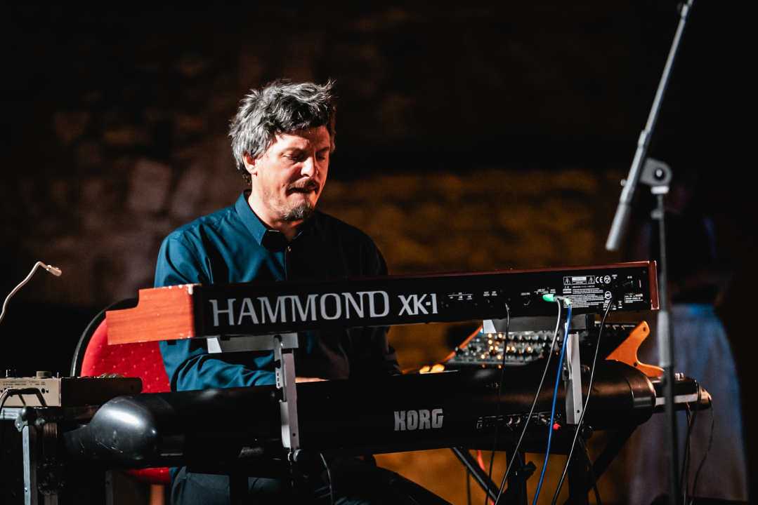 Bura, bura svuda oko nas. Osim oko Josipe koja je cijeli koncert sjedila na podu iza bubnja!