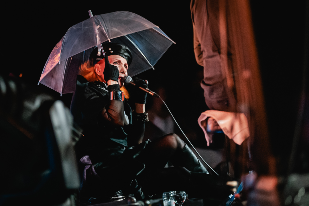 Bura, bura svuda oko nas. Osim oko Josipe koja je cijeli koncert sjedila na podu iza bubnja!