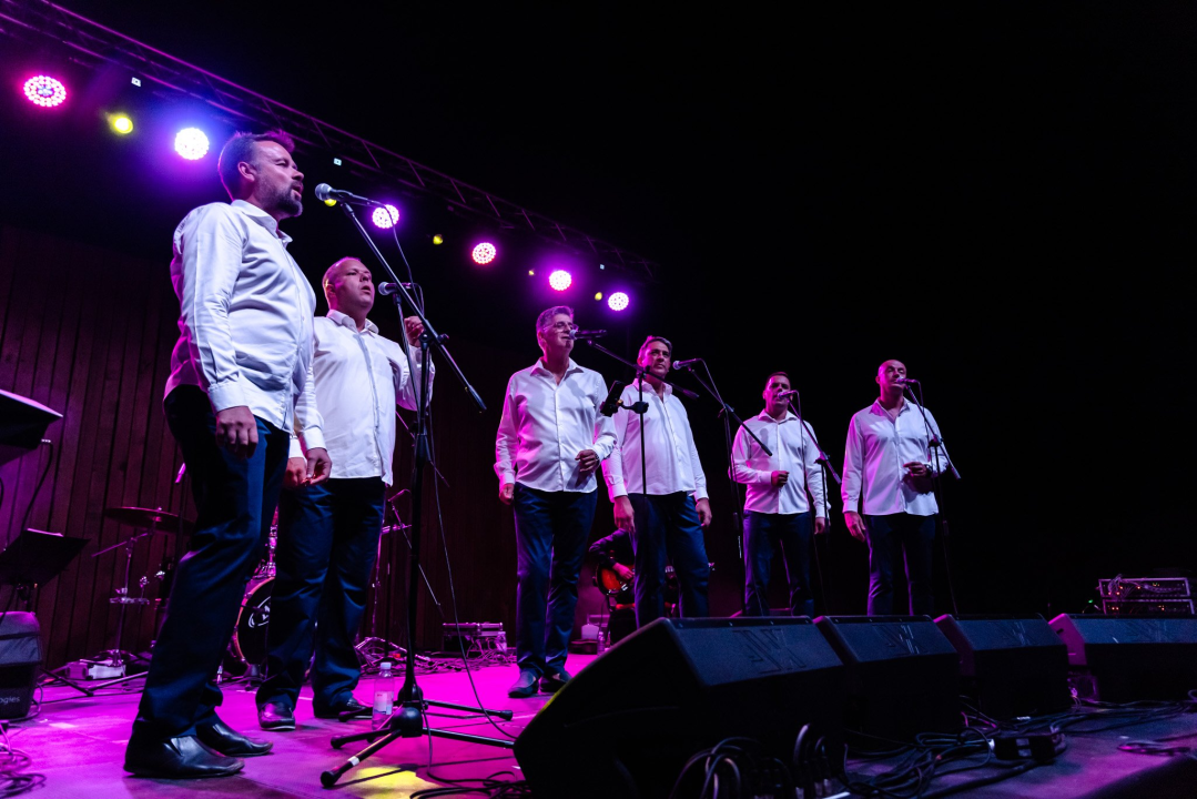  Klapa Rišpet prvi put nastupila u Šibeniku i oduševila publiku: 'Nećemo se sad tu samo njihati kao šest čempresa'