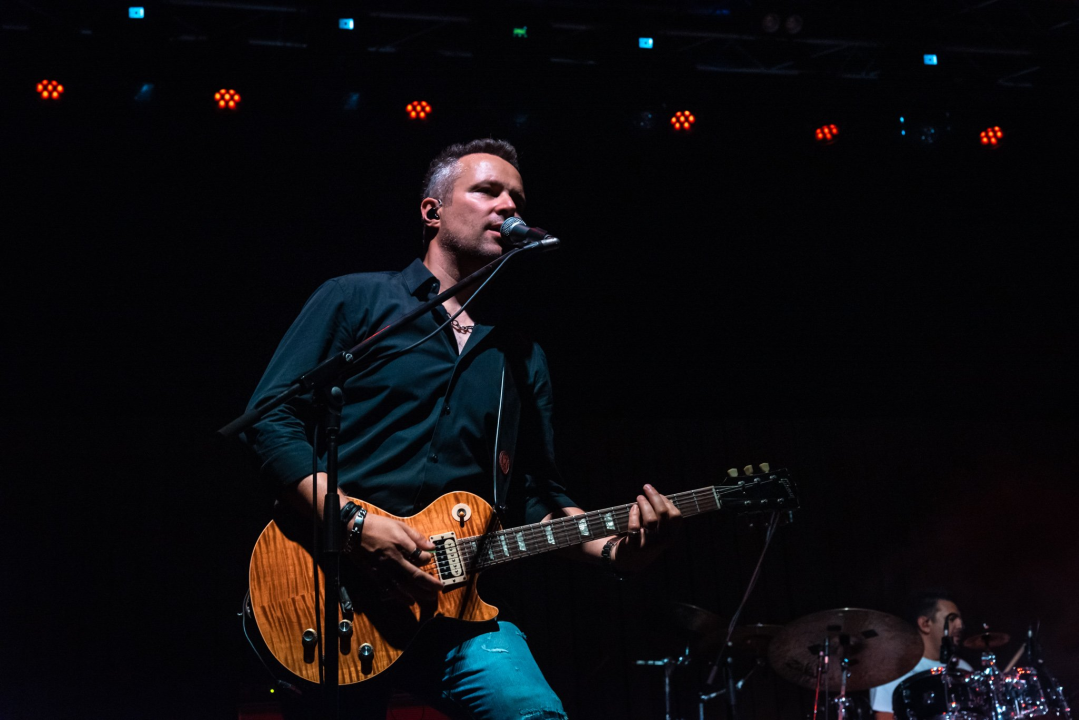 Tony Cetinski u Šibeniku predstavio novi izgled i usput oduševio publiku