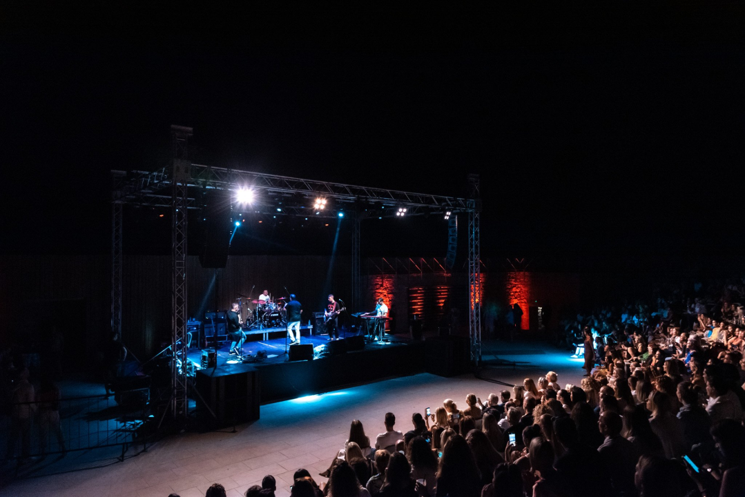 Tony Cetinski u Šibeniku predstavio novi izgled i usput oduševio publiku