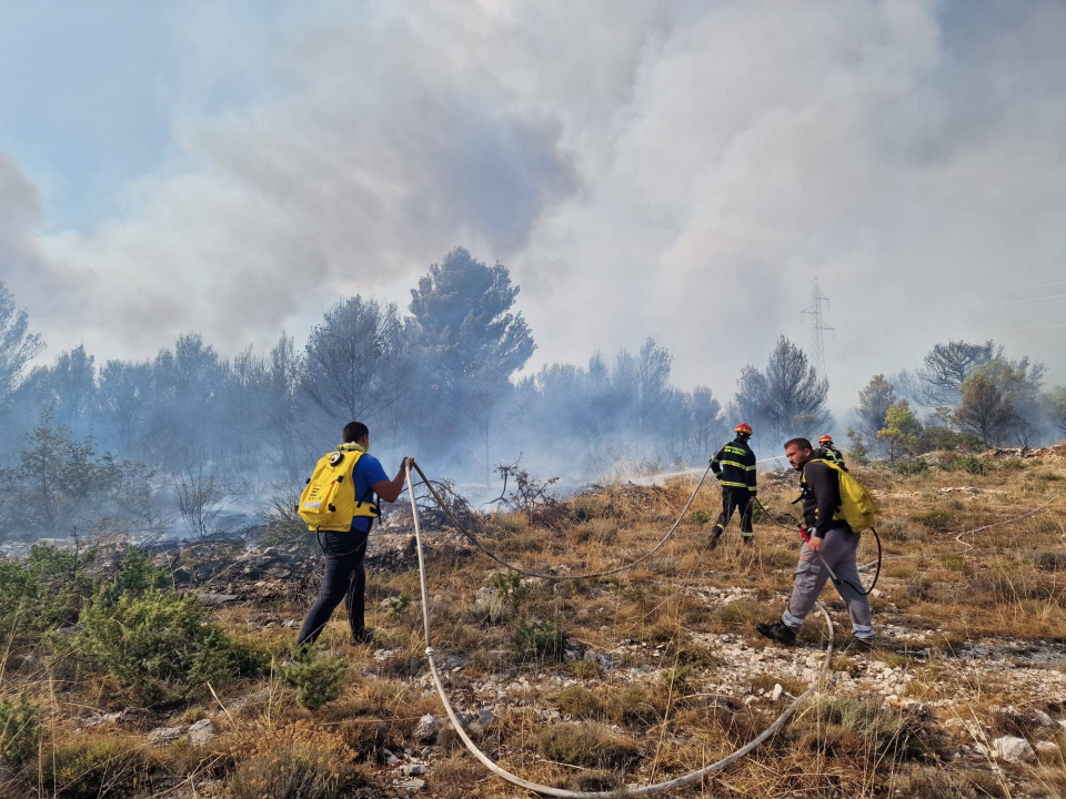U tijeku sanacija požarišta u Vrpolju: Na terenu 60 vatrogasaca i 21 vozilo