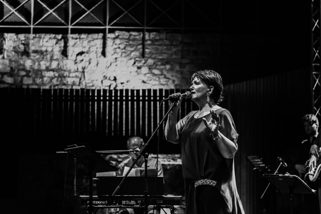 Zorica Kondža rasplesala tvrđavu bezvremenskim hitovima, ali i Oliverom i Tinom Turner