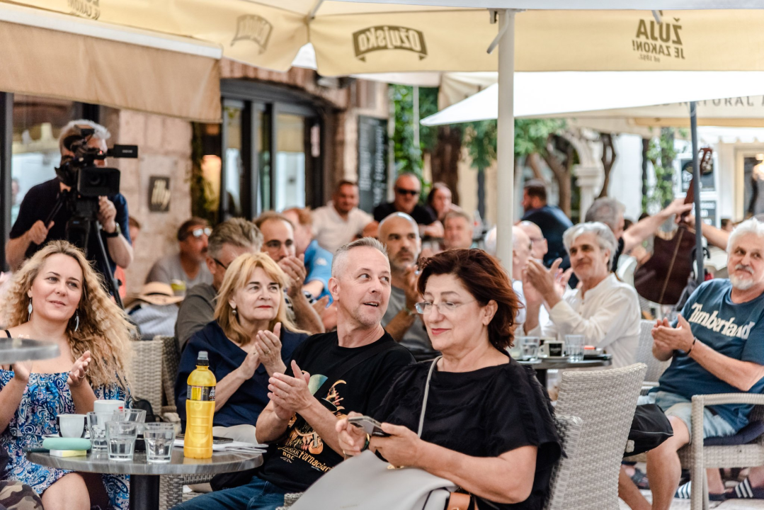 Ideja se rodila u Republici Bono: 'Pjesme su mi predlagali prijatelji glazbenici, ali i obični ljudi' 