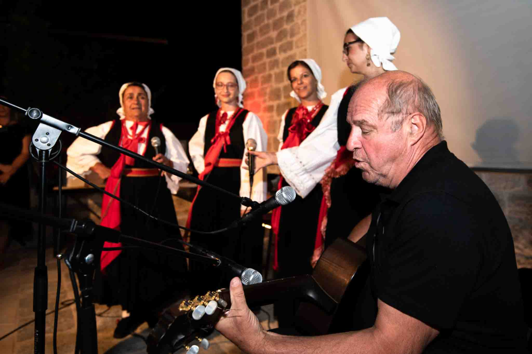 U kući Šare svečano proglašeni laureati zaslužni za 100 godina zlarinskog turizma