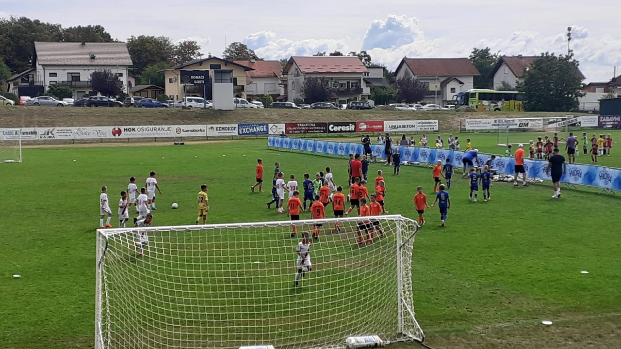 Najmlađe kategorije Šibenika skupljale prva natjecateljska iskustva na velikom turniru u Dugom Selu