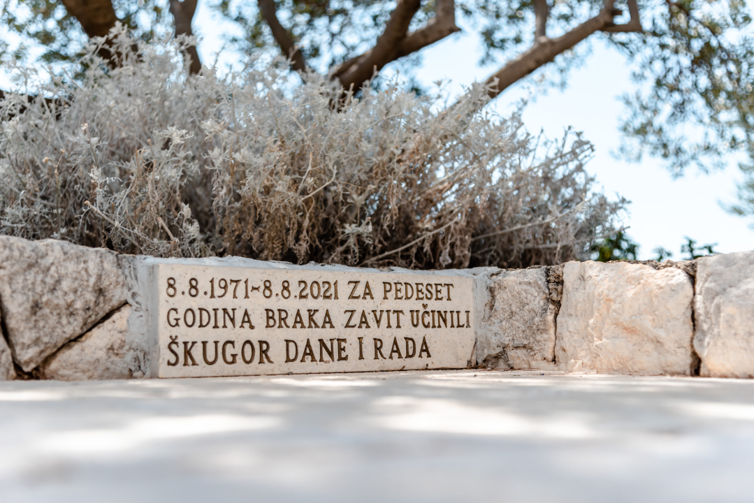 Dane Škugor i supruga skupljali lemozinu u crkvi u Dubravi: Čak su i zavjetnu ploču postavili u crkvenom dvoru