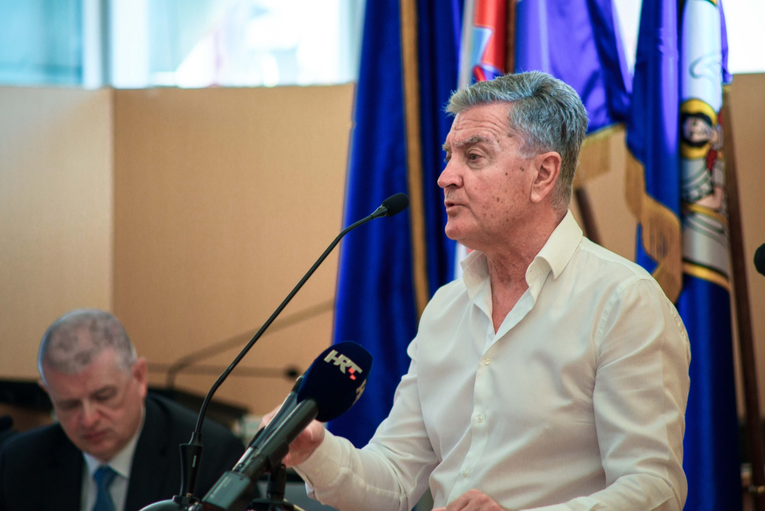 Restović: 'Trebalo je uložiti veći trud i kupiti električne autobuse'; Burić: 'Restović nam priča Crvenkapicu'