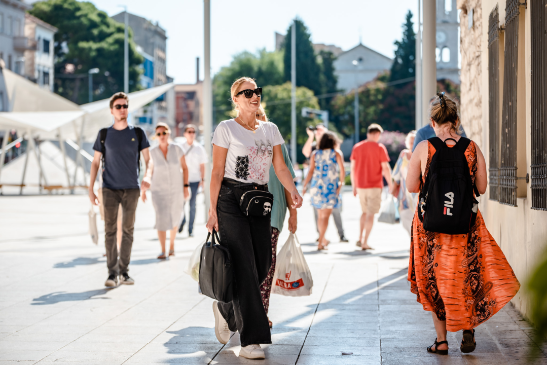 Šibenske ulice kao modne piste: Pogledajte koje su nam trendi kombinacije zapele za oko 