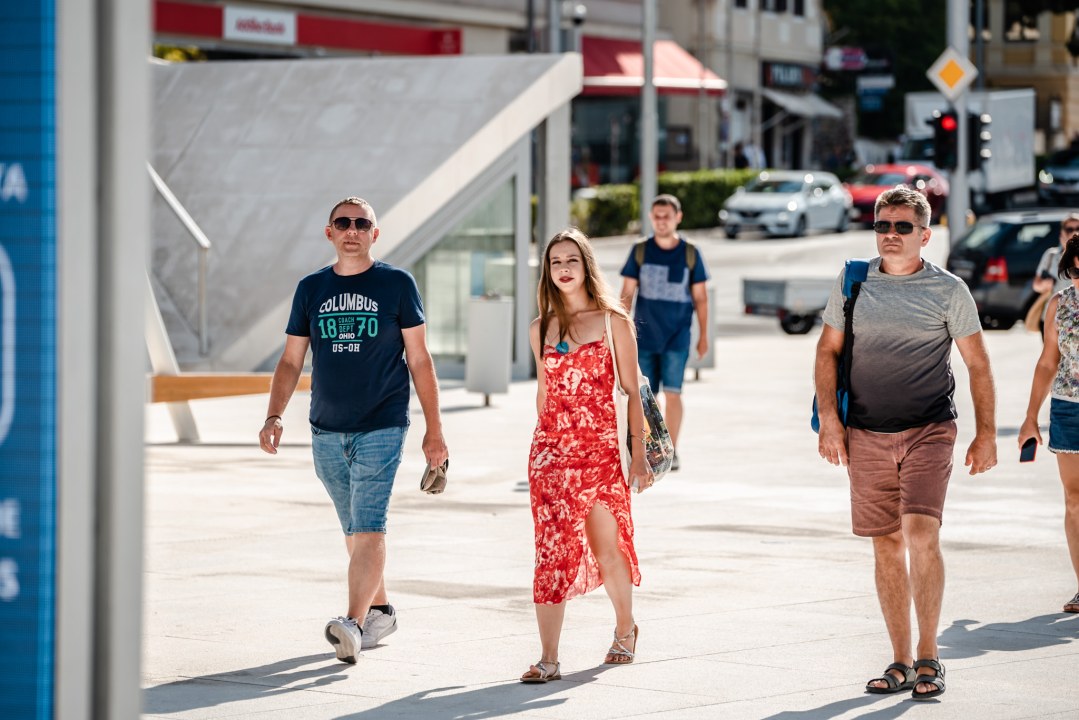 Šibenske ulice kao modne piste: Pogledajte koje su nam trendi kombinacije zapele za oko 