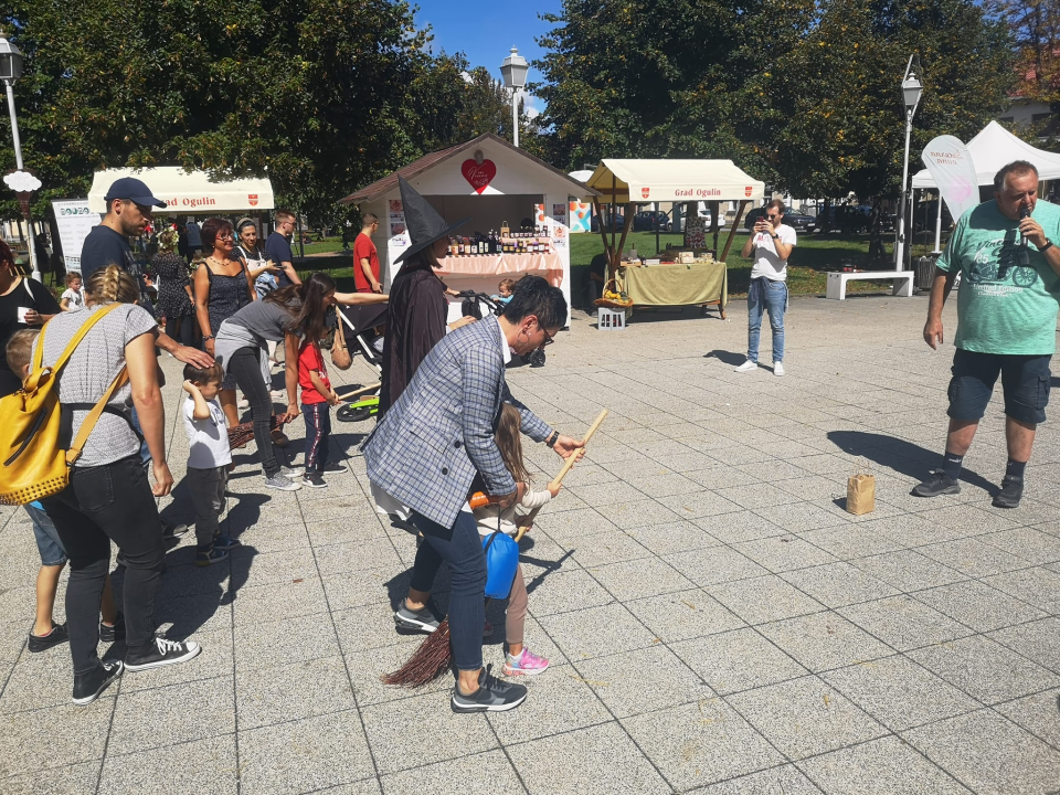 Održano jesensko izdanje Ogulinskog festivala bajke: Sudjelovali izvođači i iz naše županije