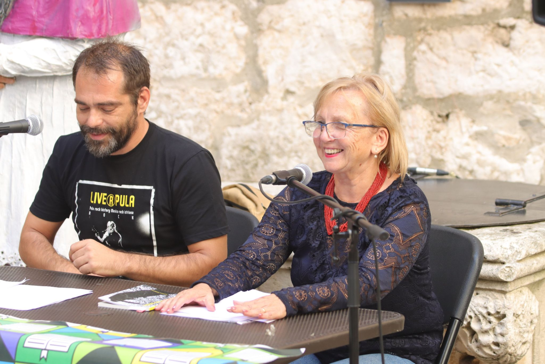 Ponos festivala ŠKURE: Preko 20 neafirmiranih pjesnika i pisaca pojavilo se danas kod krstionice