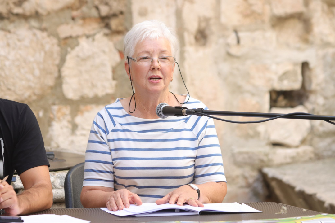 Ponos festivala ŠKURE: Preko 20 neafirmiranih pjesnika i pisaca pojavilo se danas kod krstionice