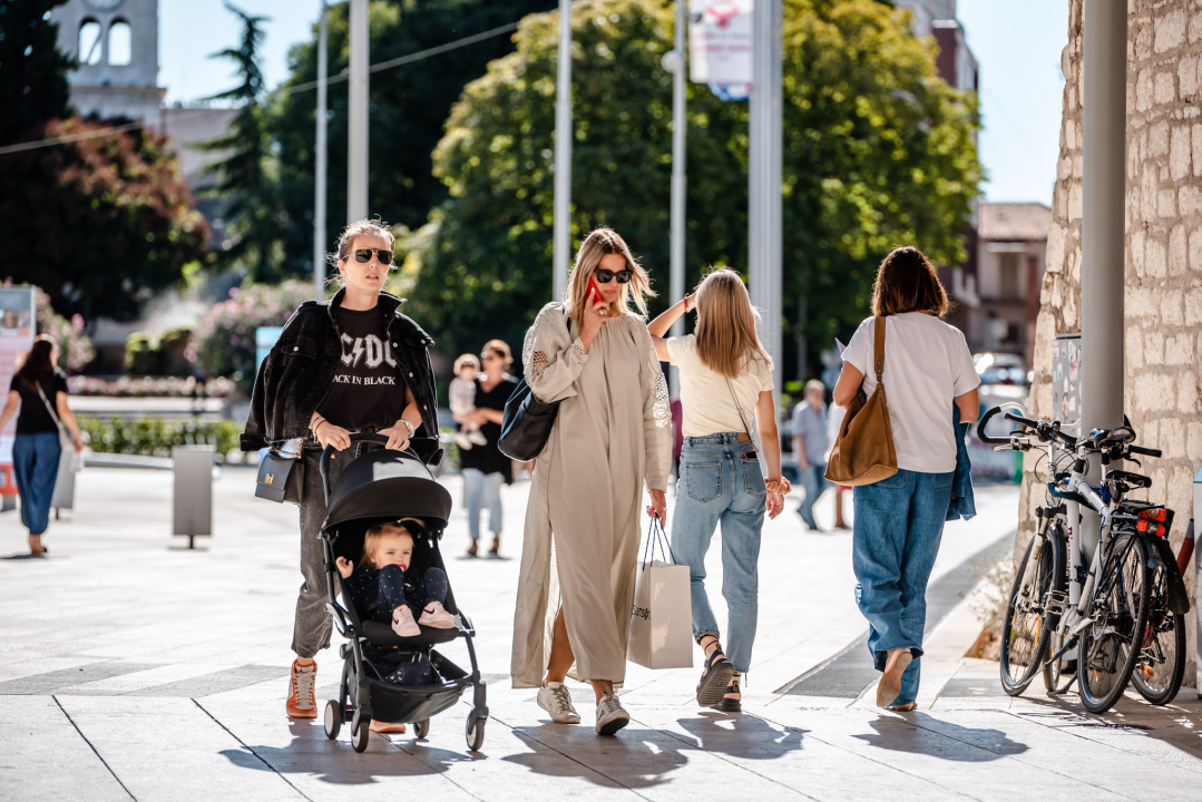 Lijepe sugrađanke trendi modnim kombinacijama ukrale sve poglede u gradu...