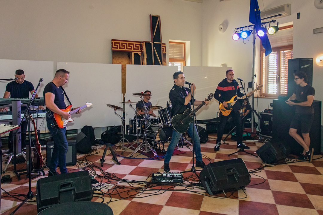 Uz koncert Tihe Orlića obilježena 31. obljetnica oslobađanja rogozničkih  vojarni