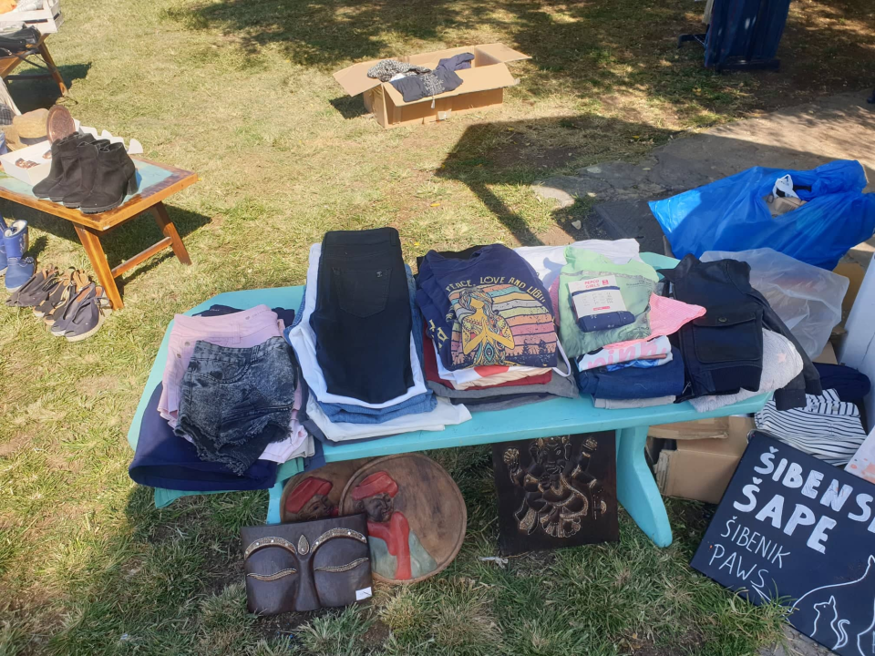 Buvljak ispred Azimuta: Uključile se i Šibenske šape, prihod ide za liječenje nezbrinutih i bolesnih životinja