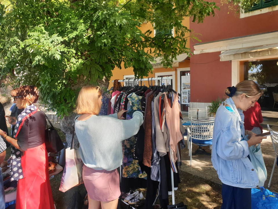 Buvljak ispred Azimuta: Uključile se i Šibenske šape, prihod ide za liječenje nezbrinutih i bolesnih životinja