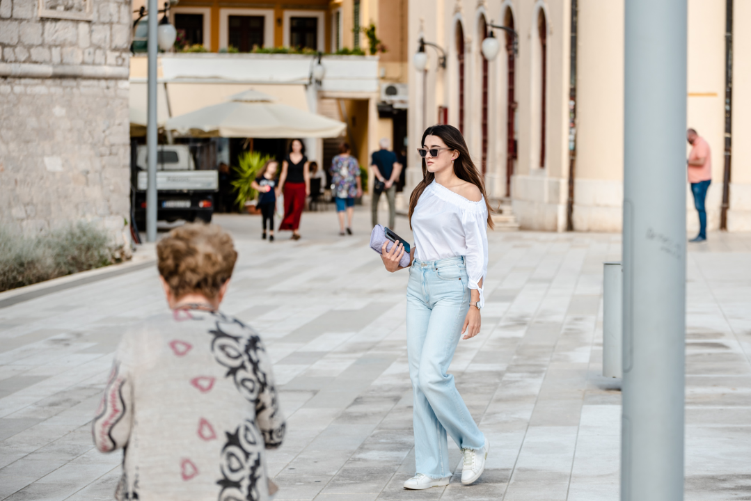 Trendi dame iz đira po gradu dat će vam ideje kako se odjenuti za prvi val zahlađenja! 