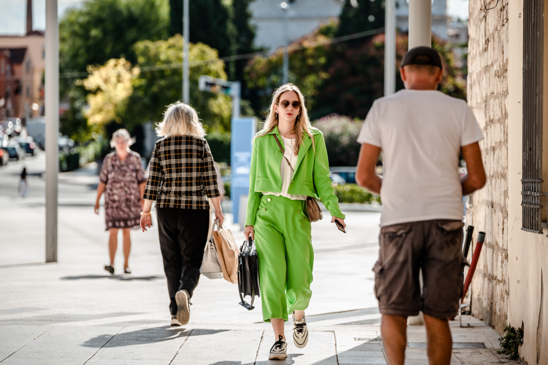 Trendi dame iz đira po gradu dat će vam ideje kako se odjenuti za prvi val zahlađenja! 
