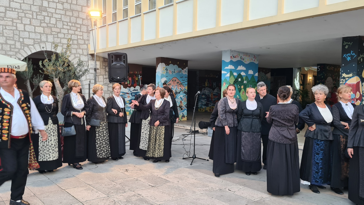 U Šibeniku se okupili KUD-ovi iz županije, ali Šibenčani nisu baš pohrlili na njihov nastup