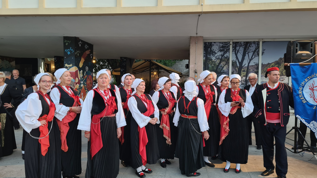 U Šibeniku se okupili KUD-ovi iz županije, ali Šibenčani nisu baš pohrlili na njihov nastup