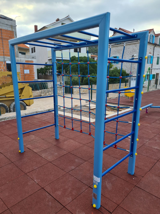 Grad Šibenik i HZJZ u potpunosti obnovili dječje igralište na otoku Kapriju 