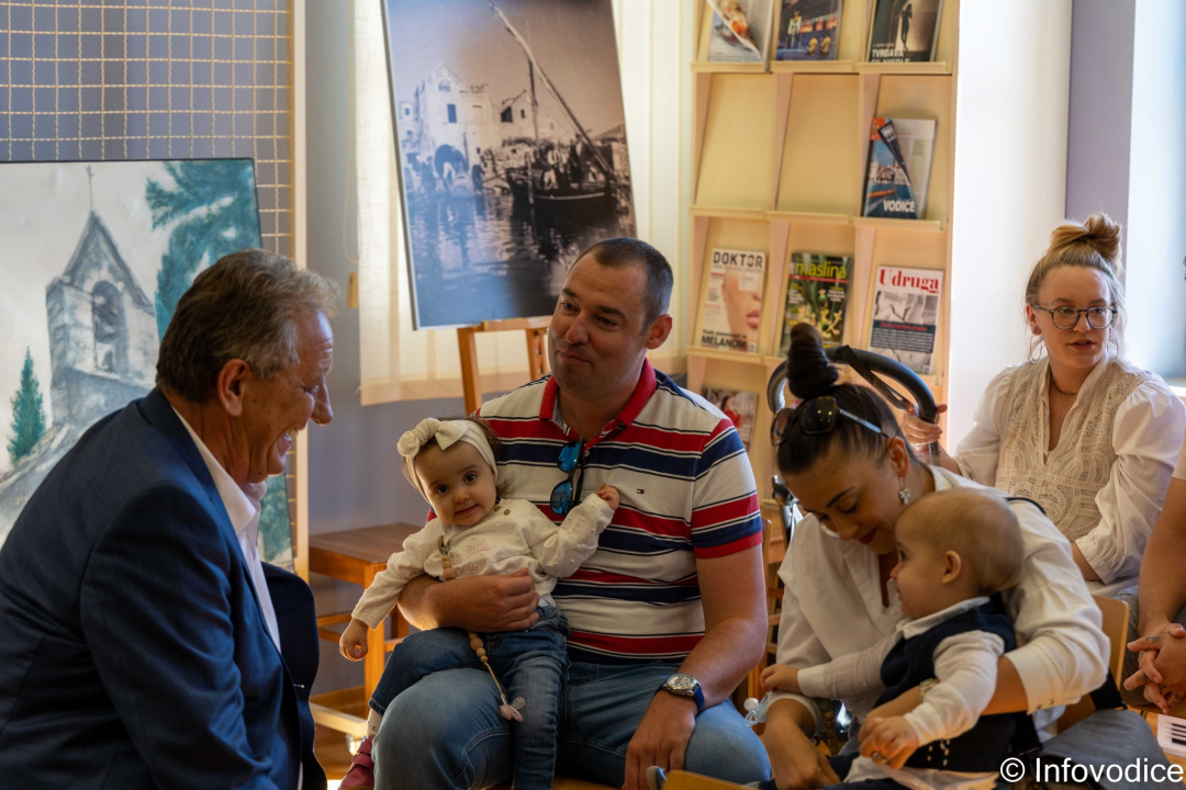 Grad Vodice darivao 114.000 kuna za 20 djece