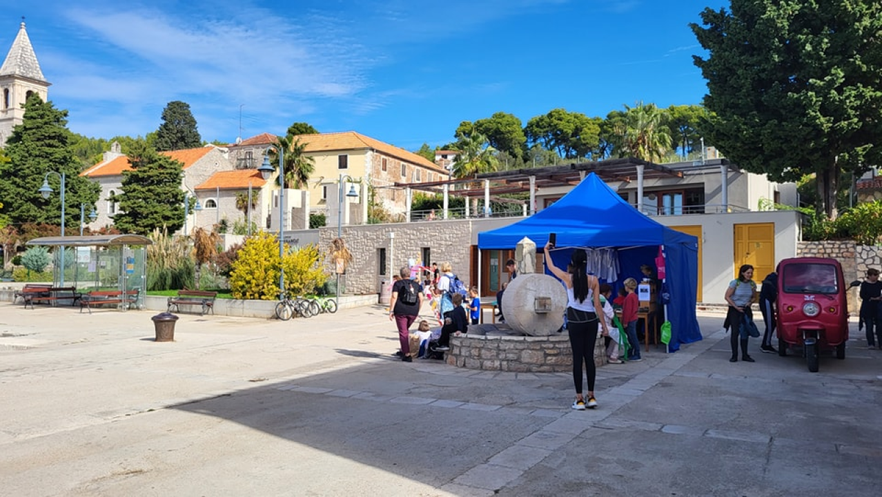 Ovaj vikend na Prviću se plesalo na svili dok su nebom letjeli zmajevi
