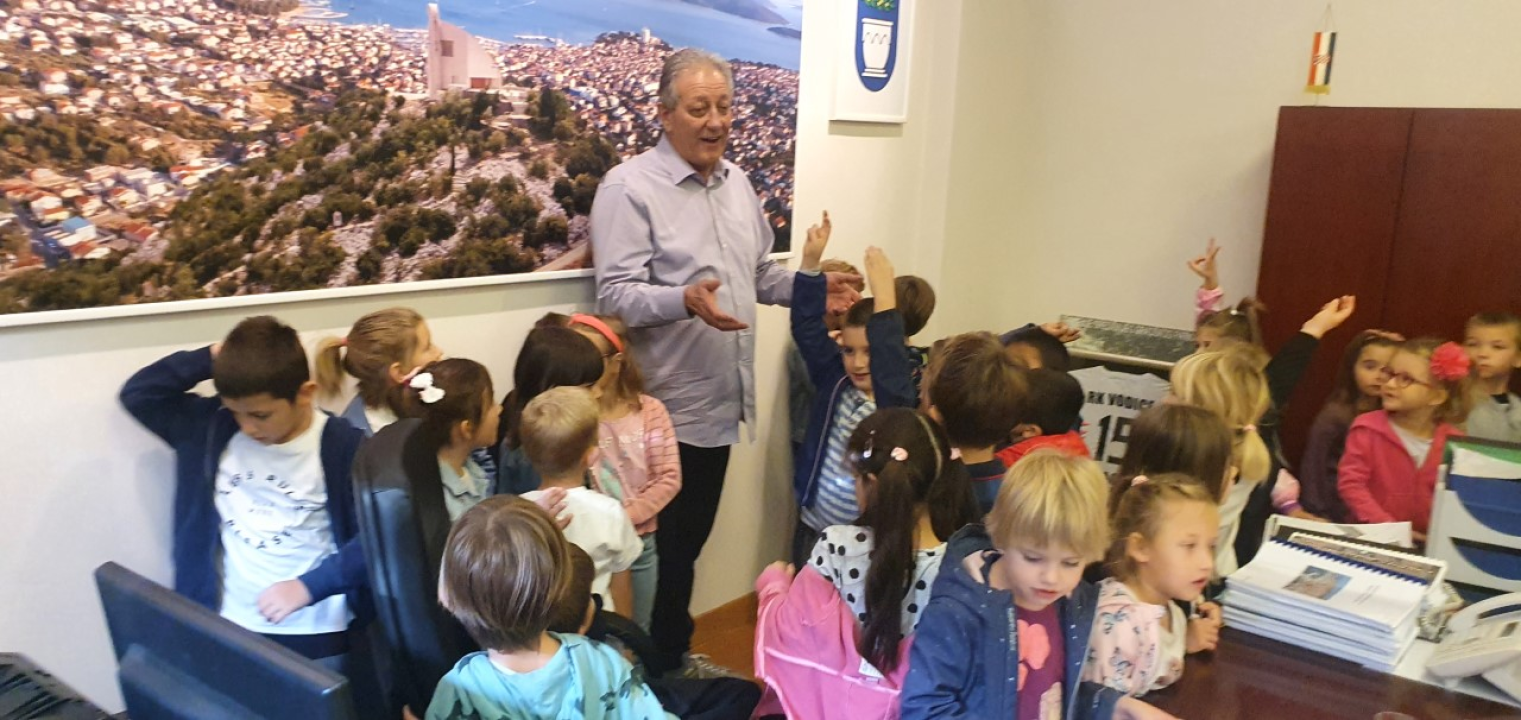 Djeca iz vrtića Tamaris posjetila vodičkog gradonačelnika Antu Cukrova
